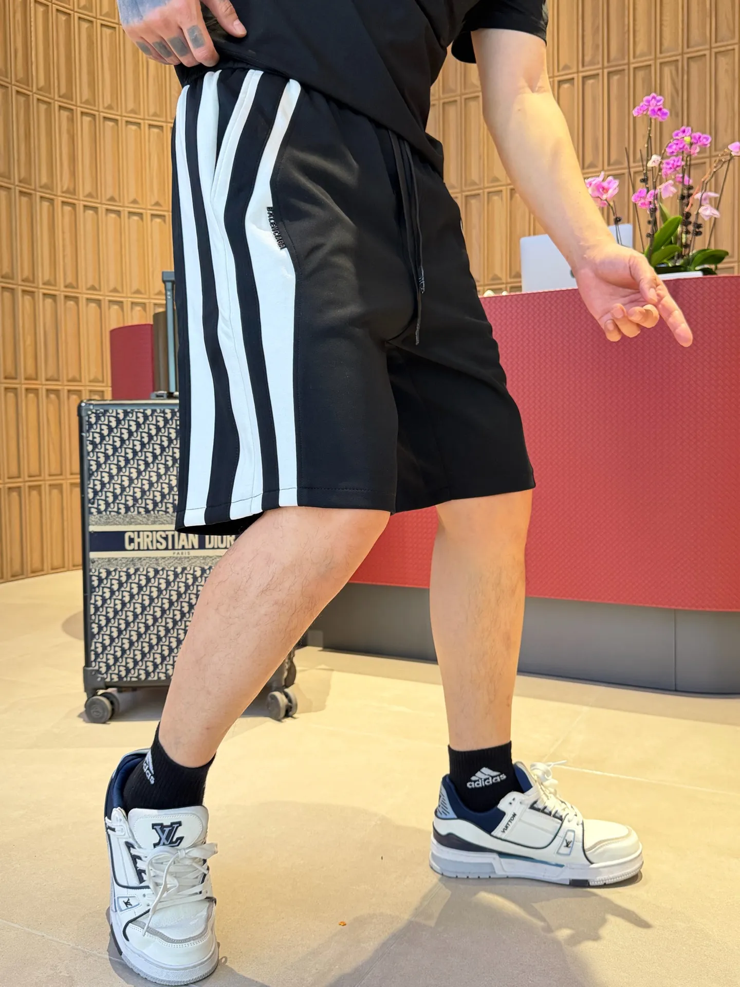 Balenciaga's three-standard complete 2026 summer New Arrival men's casual shorts, advanced custom-made Breathable fabric, Breathable fabric, extremely stretchy and comfortable, impeccable details, top-grade accessories, original logo design concept, delicate and soft feel! The upper body fit is awesome! Size: M-XXXL Please state your height and weight when ordering